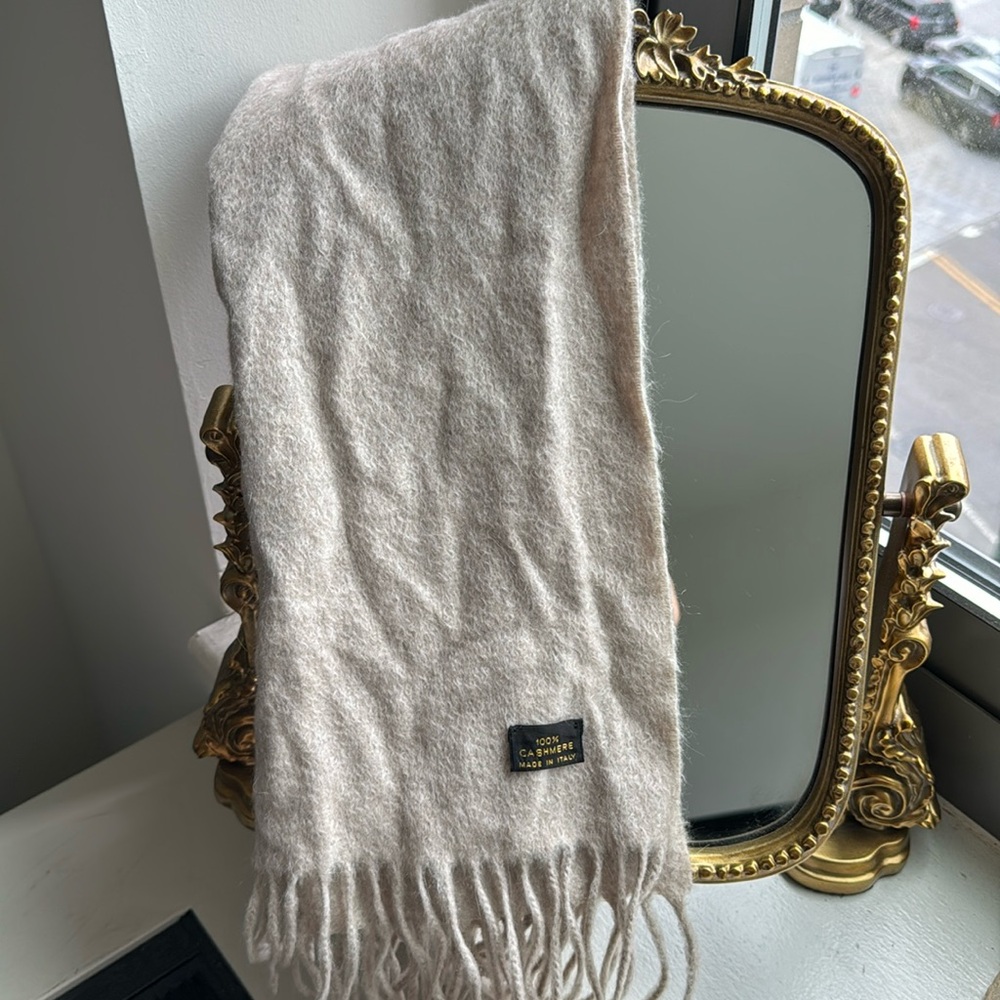 Loro Piana 100% cashmere scarf